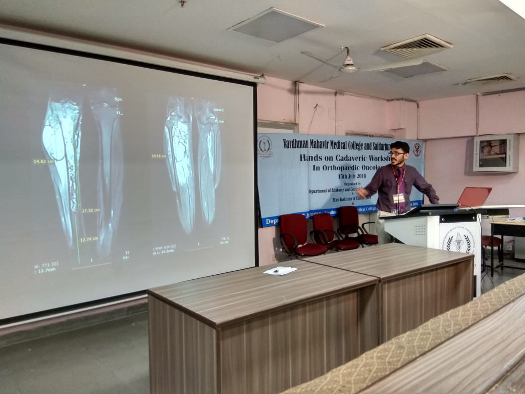 Dr Rajat delivering a talk on limb salvage surgery for tumours of the leg bone at Safdarjang Hospital, New Delhi at OrthOncoCon-2018 (1)