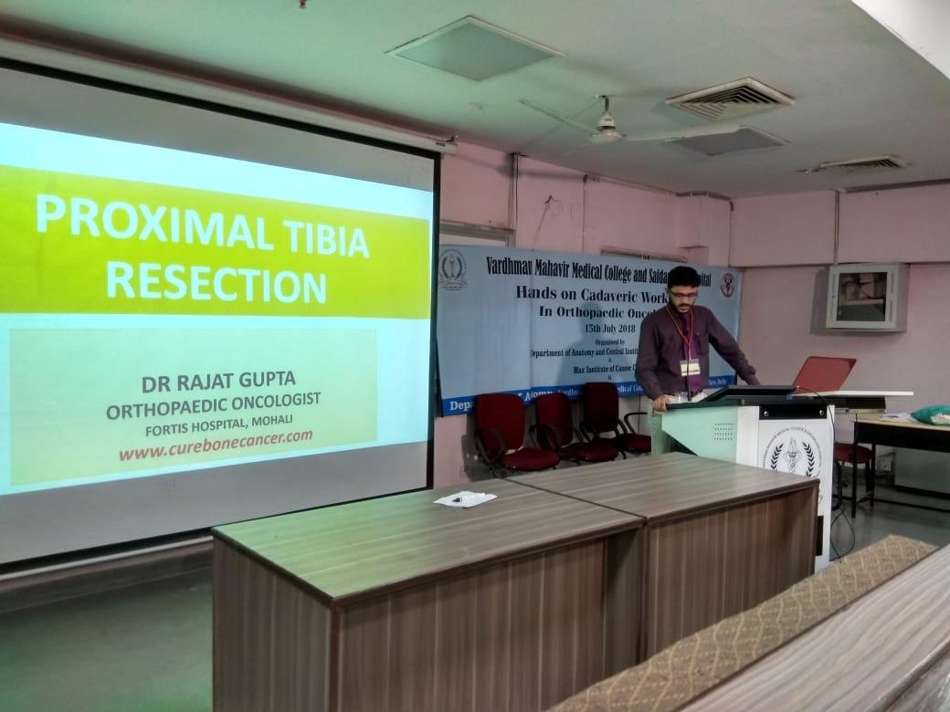 Dr Rajat delivering a talk on limb salvage surgery for tumours of the leg bone at Safdarjang Hospital, New Delhi at OrthOncoCon-2018 (2)